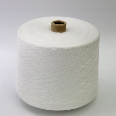 ペーパー円錐形の白の100%のYizheng 50/3明るい未加工ポリエステルによって回されるヤーン