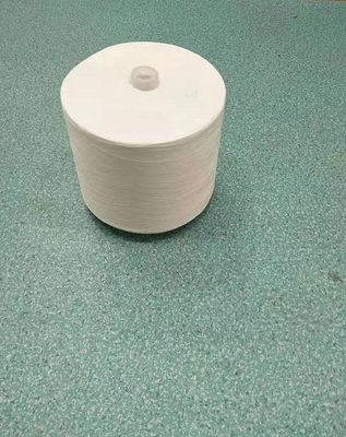 ペーパー円錐形の60/2明るい未加工白100%のポリエステルによって回されるヤーン